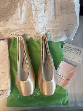 Gaynor Minden Sculpted Fit Pointe Shoes 10 1/2 W